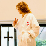 YOSHIKI本人着用の直筆サイン入りバスローブが当たるリツイートキャンペーンを開催