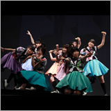 エビ中、アルバム『穴空』発売記念イベントで“ちくわ”パフォーマンス披露