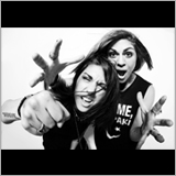 美人姉妹DJユニットKrewella、新曲2曲のミュージックビデオを公開