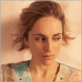 デンマークの美人シンガーソングライター アグネス・オベルが、NEWアルバムトレイラ―を公開