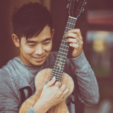 ジェイク・シマブクロの名曲「フラガール」が、ゆかりのある福島県いわき市「JRいわき駅」の発車メロディーに決定！