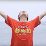 マックスむらい、オリジナルソング「勇敢なバックパッカー」のMVを公開