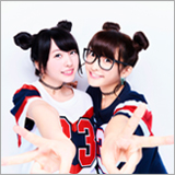 まこみな、双子コーデの新アー写公開＆おまけ曲を発表