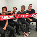 ALL TIME LOW、直筆サインのついた最新アルバム＋マフラータオルの日本国内限定セット販売中！