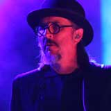 天才ベーシスト、レス・クレイプールによるミクスチャー・ロックバンド、プライマスが新曲「The Seven」のリリック・ビデオを公開！