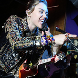 マイリー・サイラス、最新アルバム『ヤンガー・ナウ』遂に発売！ファンと一緒に故郷ナッシュビルでリリース・パーティ開催！