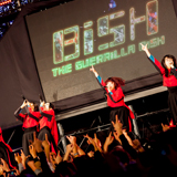 BiSH、アルバム発売日に六本木ヒルズに大型リムジン乗り付けゲリラライブ開催！