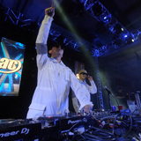 m-flo、米・シカゴの巨大フェス「AnimeCentral」に出演し、5000人が熱狂！（5月22日には新曲「STRSTRK」の配信も決定！）