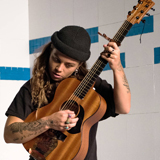 超絶ギター女子、タッシュ・サルタナ日本デビュー決定！（サマソニ初出演の新世代シンガー・ソングライター）