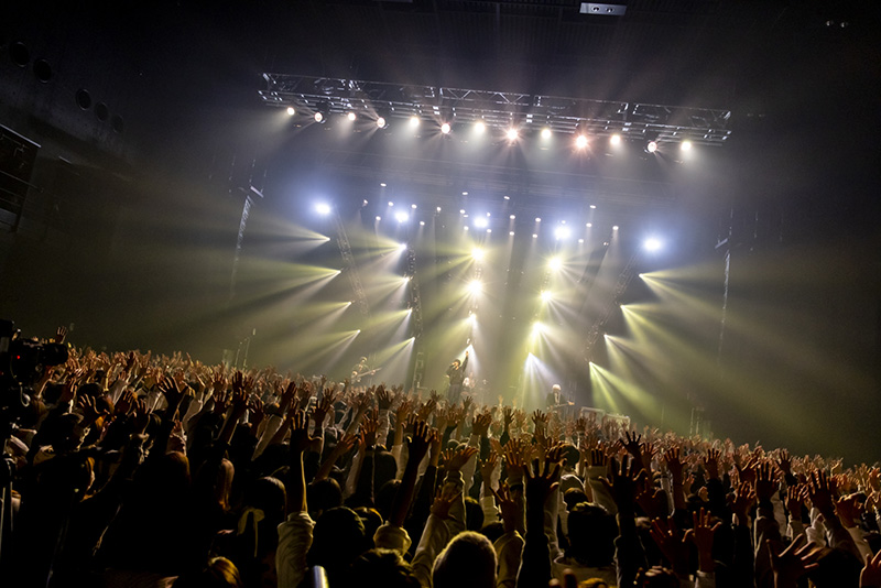 神はサイコロを振らない、Zepp Tour 2023「雪融けを願う飛行船」FINAL、大盛況！！ asmiがサプライズ出演し、「朝靄に溶ける」 をコラボで初パフォーマンス！