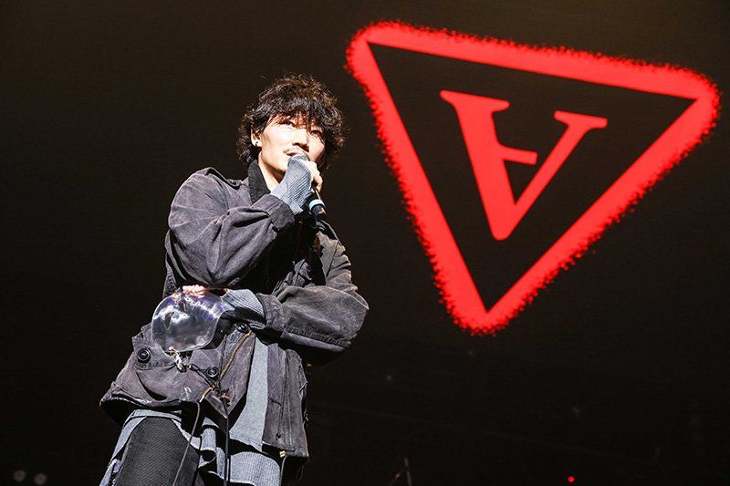 UVERworld、アリーナ公演「UVERworld ARENA LIVE 2021 ～THE DAWN WILL BREAK～」に綾野剛がサプライズ登場！