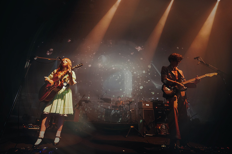 GLIM SPANKY、8月5日に開催された「Velvet Theater 2023」東京公演のオフィシャルライブレポートが到着！