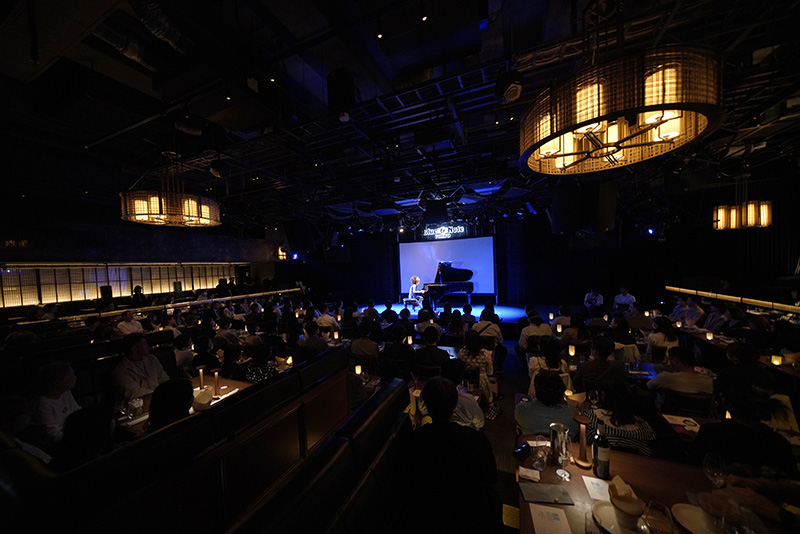 世界屈指のジャズクラブ<Blue Note Tokyo>にて映画『BLUE GIANT』のスペシャル上映開催。ピアニストの上原ひろみがサプライズ登場し、劇中曲のスペシャル・パフォーマンスを披露!