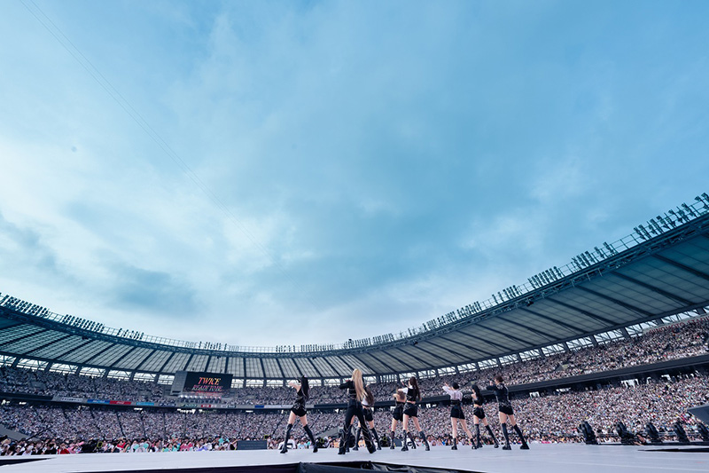 TWICE、自身5度目のワールドツアーとなるTWICE 5TH WORLD TOUR ‘READY TO BE’ in JAPANの日本公演の最終日を東京・味の素スタジアムにて開催！