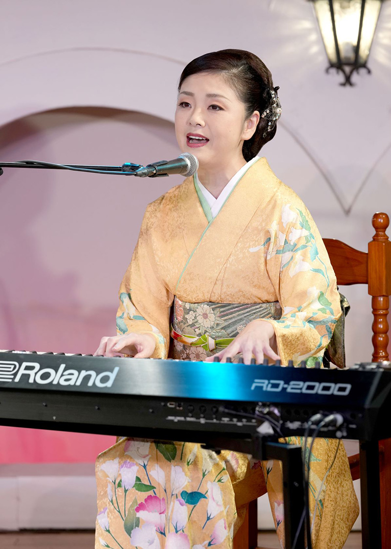 多岐川舞子、東京・新宿でバースデーライブを開催！（プレ35周年記念シングル第２弾「凍る月」を発売）