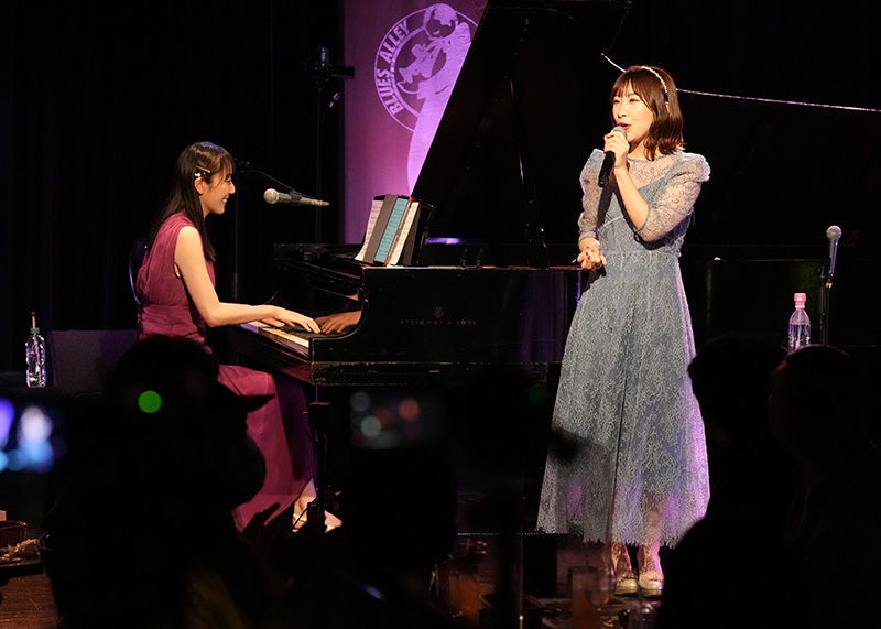 岩佐美咲と松井咲子、元AKB48同期の仲良しコンビによる一日限りのスペシャルライブ「岩佐美咲＆松井咲子 in BLUES ALLEY」でファンを魅了！