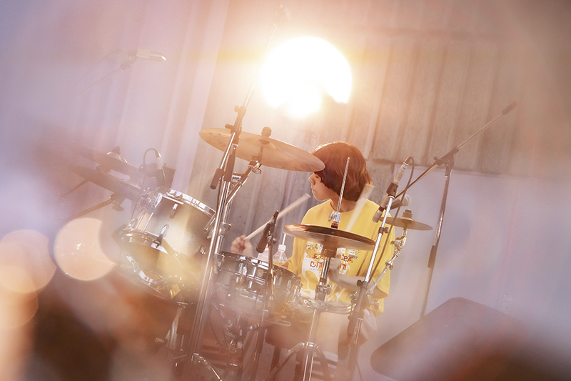 リーガルリリーが7月2日(日)に日比谷野外大音楽堂にて、ワンマンライブ「リーガルリリー YAON 2023」を開催した。