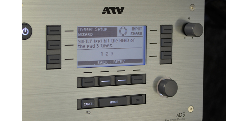 その後、画面に「弱く三回叩いてください」と表示されるのでトリガーを弱く叩く。次に「強く三回叩いてください」と表示されたらトリガーを強く叩く。これによりプレイヤーの叩く強さを「aD5」に覚えさせられる