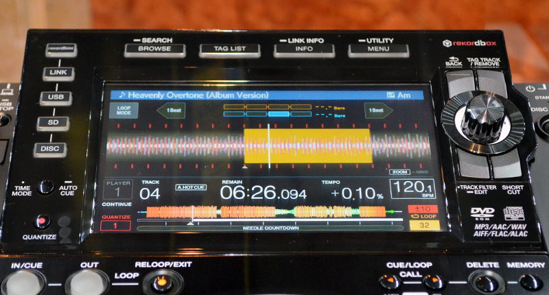 フルカラー液晶液晶タッチディスプレイ。波形のマルチカラー表示に対応しており、快適なDJプレイが可能。なお波形のカラーデータは楽曲管理アプリ「rekordbox」にて設定できる