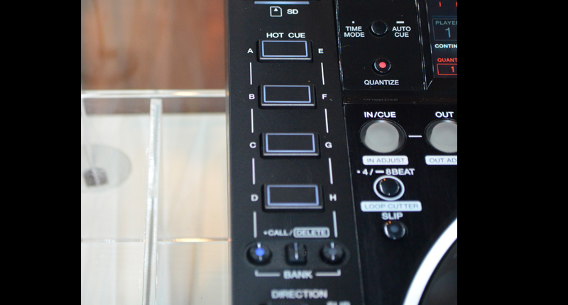 HOT CUEは4つのボタンが用意されており、バンク切り替えで最大8つまで設定可能だ