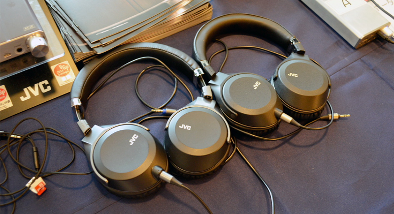 「SIGNA」シリーズ。左が「SIGNA 02」で、右が「SIGNA 01」