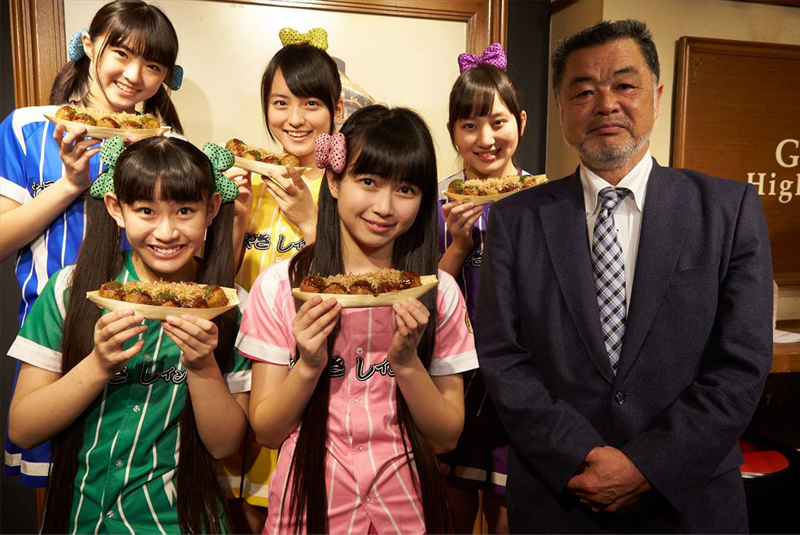 たこやきレインボーと川藤幸三。後列左から、春名真依、清井咲希、堀くるみ。前列左から根岸可蓮、彩木咲良、川藤幸三