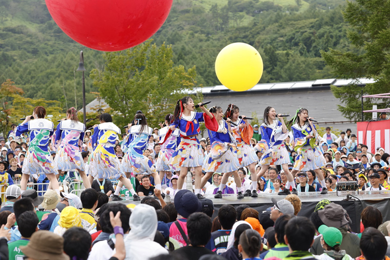 私立恵比寿中学、夏の恒例野外ライブ「ファミえん2023」開催！ 雄大な富士山！鮮やかな花火！