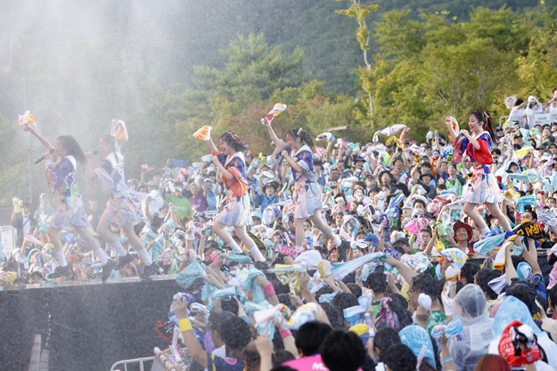 私立恵比寿中学、夏の恒例野外ライブ「ファミえん2023」開催！ 雄大な富士山！鮮やかな花火！