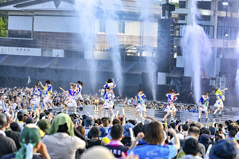 私立恵比寿中学、夏の恒例野外ライブ「ファミえん2023」開催！ 雄大な富士山！鮮やかな花火！