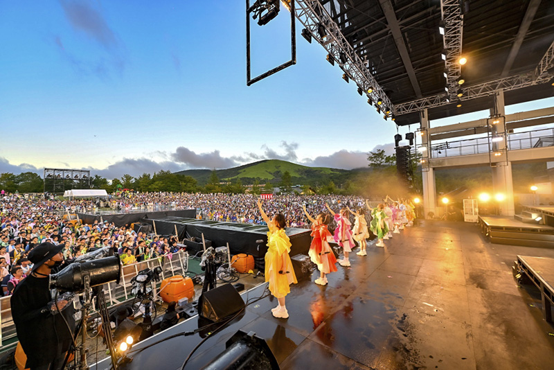 私立恵比寿中学、夏の恒例野外ライブ「ファミえん2023」開催！ 雄大な富士山！鮮やかな花火！