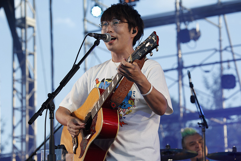 高橋優、故郷・秋田県で開催された本人主催フェス「秋田CARAVAN MUSIC FES 2023」で新曲「雪月風花」のリリース情報を解禁！全国ツアーの開催も発表！サプライズゲストとして同郷出身藤あや子さんが登場。