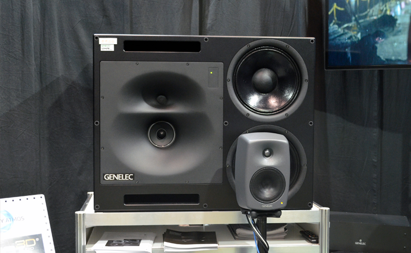 「1234APM」のディスプレイ(写真奥)。同製品はGENELECとしては16年ぶりのラージ・モニタースピーカーだ