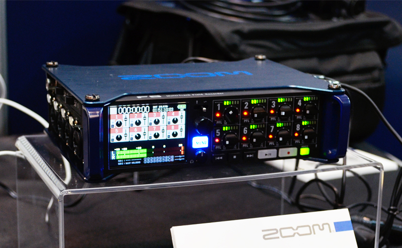 「1234APM」のディスプレイ(写真奥)。同製品はGENELECとしては16年ぶりのラージ・モニタースピーカーだ