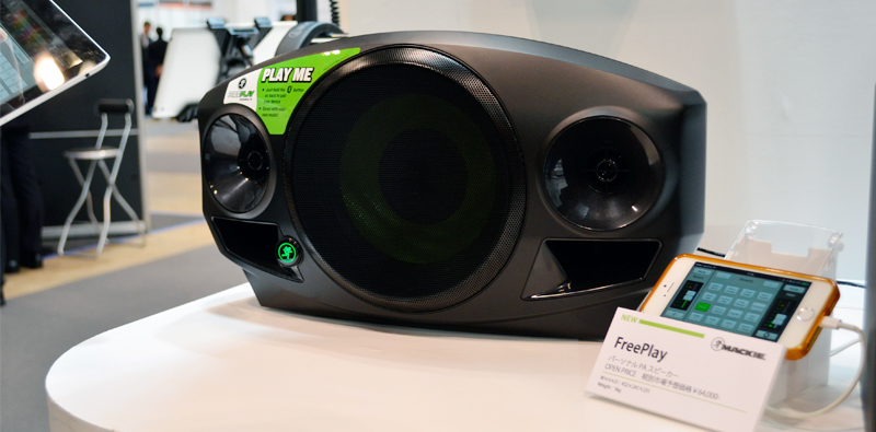 「FREEPLAY」の展示の様子、スマホアプリ「Free Play Control」によるリモートコントロールを試すことができた