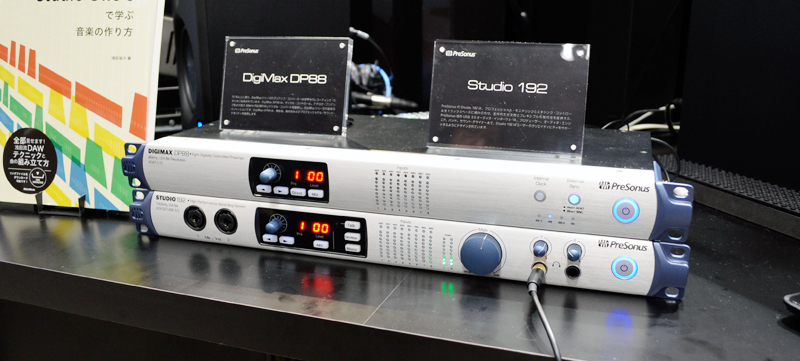 「Studio 192」(下)と「DigiMax DP88」(上)の展示。「Studio 192」はサンプリングレート192kHzの場合は最大8IN/14OUT、48kHzの場合は最大26IN/32OUTで動作する