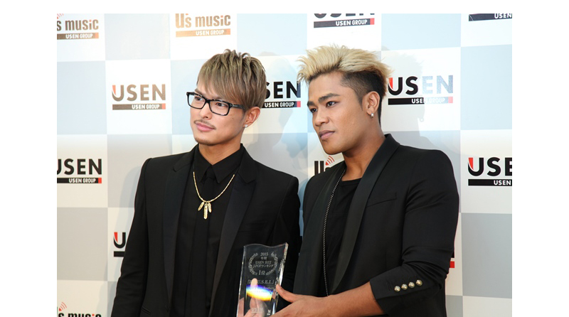 記念トロフィーを授与された今市隆二（左）とELLY（右）