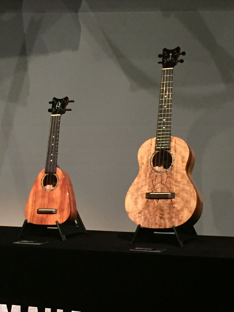 ウクレレのXS Soprano（写真左）とGrand Tenor（写真右／スポルテッドマンゴー）