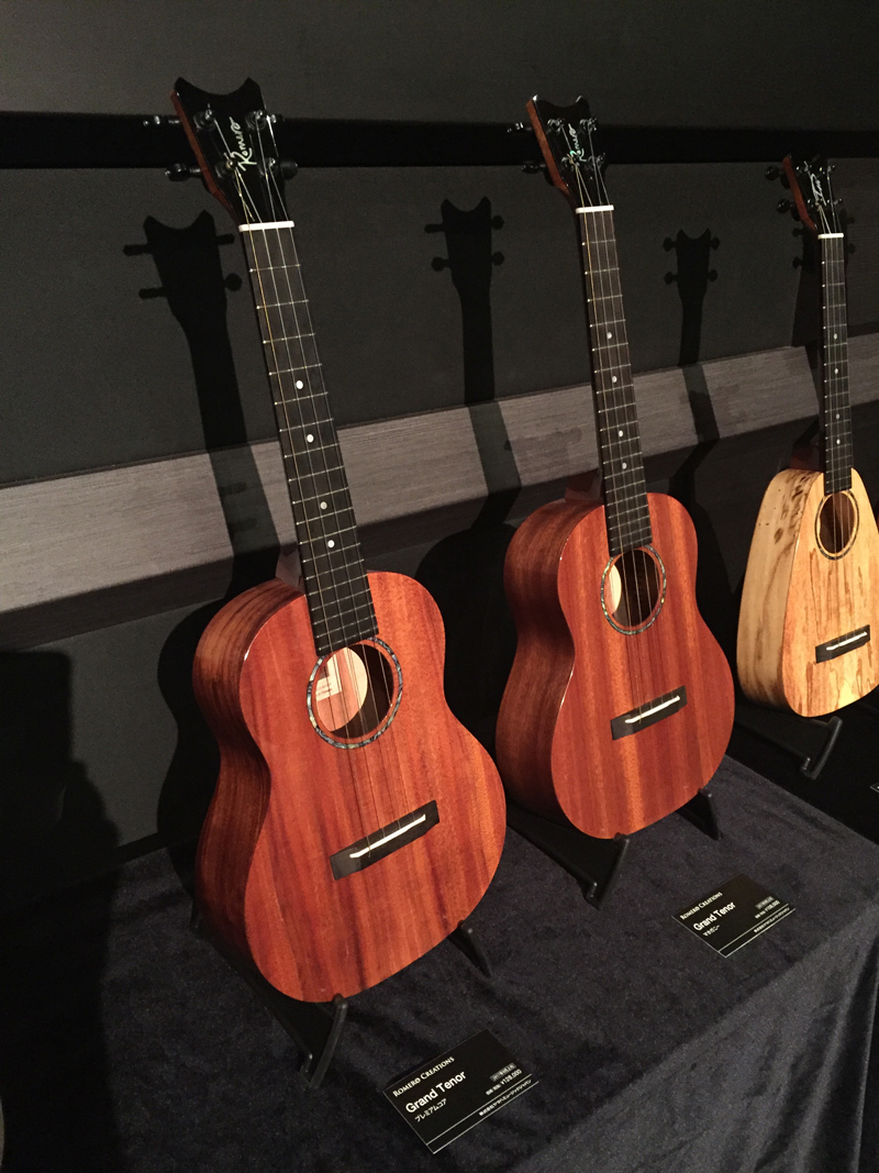 ウクレレのGrand Tenor（写真左がプレミアムコア、右がマホガニー仕様）