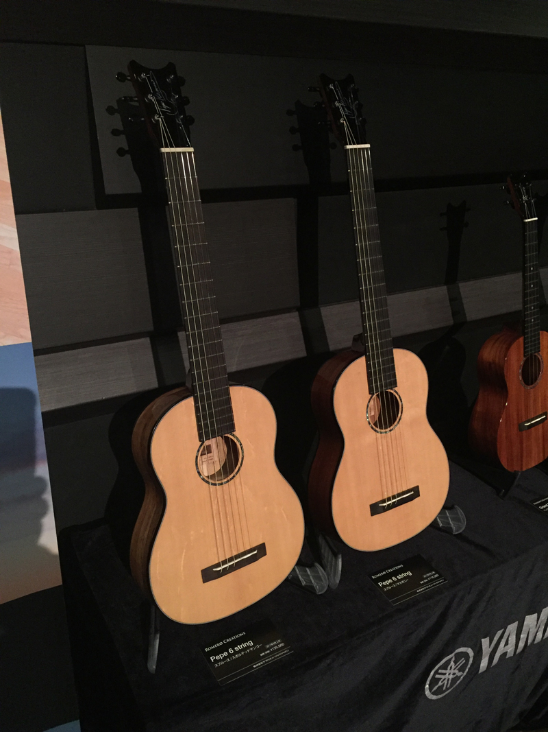 ギターのPepe 6 String（写真左がトップにスプルース／サイド・バックにスポルテッドマンゴー、右がマトップにスプルース／サイド・バックにマホガニー仕様）