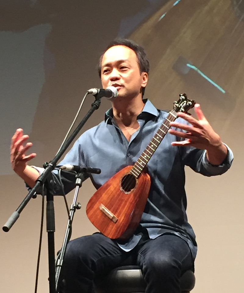 Tiny Tenorの説明をするダニエル・ホー氏。Tiny Tenorは、ダニエル・ホー氏がメインで使用しているモデル。コンサートウクレレのサイズながらテナーならではの豊かな演奏表現が楽しめる
