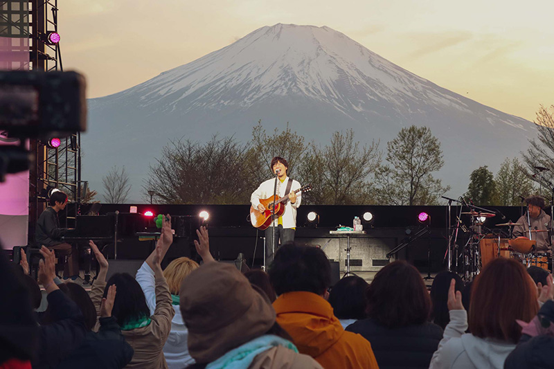 秦 基博 「GREEN MIND 2022」 アコースティックで魅せた山中湖ライブ 新曲「サイダー」も初披露！