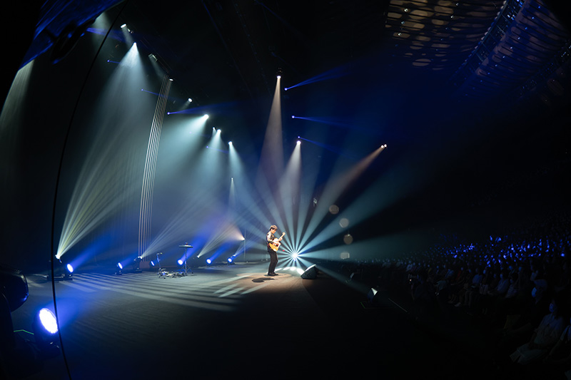 アコースティックギタリスト・押尾コータローのメジャーデビュー20周年記念スペシャルライブ「押尾コータロー 20th Anniversary Special Live “My Guitar, My Life”」大阪・フェスティバルホール公演のオフィシャルライブレポートが到着!