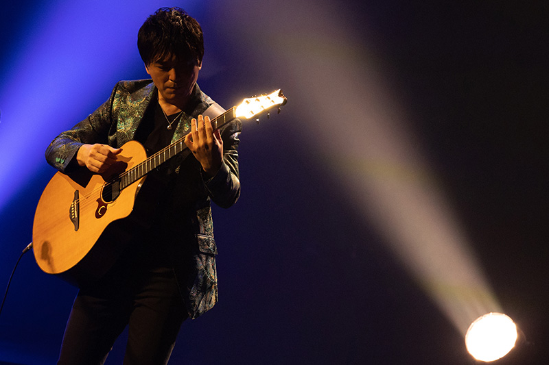 アコースティックギタリスト・押尾コータローのメジャーデビュー20周年記念スペシャルライブ「押尾コータロー 20th Anniversary Special Live “My Guitar, My Life”」大阪・フェスティバルホール公演のオフィシャルライブレポートが到着!