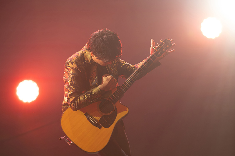 アコースティックギタリスト・押尾コータローのメジャーデビュー20周年記念スペシャルライブ「押尾コータロー 20th Anniversary Special Live “My Guitar, My Life”」大阪・フェスティバルホール公演のオフィシャルライブレポートが到着!