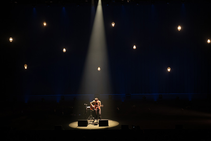 アコースティックギタリスト・押尾コータローのメジャーデビュー20周年記念スペシャルライブ「押尾コータロー 20th Anniversary Special Live “My Guitar, My Life”」大阪・フェスティバルホール公演のオフィシャルライブレポートが到着!