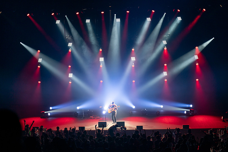 アコースティックギタリスト・押尾コータローのメジャーデビュー20周年記念スペシャルライブ「押尾コータロー 20th Anniversary Special Live “My Guitar, My Life”」大阪・フェスティバルホール公演のオフィシャルライブレポートが到着!