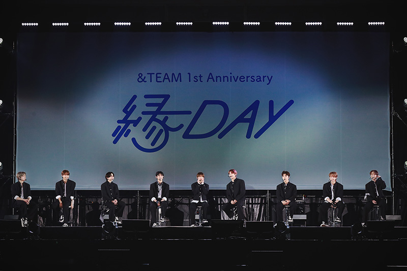 &TEAMが、さいたまスーパーアリーナ・コミュニティアリーナにて、グループ結成1周年を祝う『&TEAM 1st Anniversary [縁 DAY]』を昼夜2公演開催