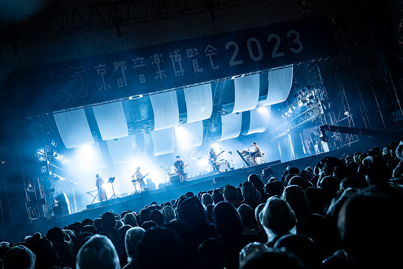 くるり主催の音楽イベント「京都音楽博覧会2023 in 梅小路公園」の初日公演が、10月8日(日)に京都・梅小路公園 芝生広場で開催！