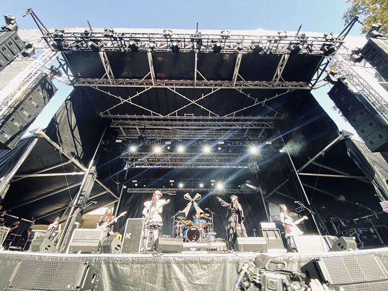 BAND-MAID、アメリカ最大級のロックフェス『AFTERSHOCK FESTIVAL2022』で超満員の快挙！約2万名動員の単独全米ツアーも開幕！