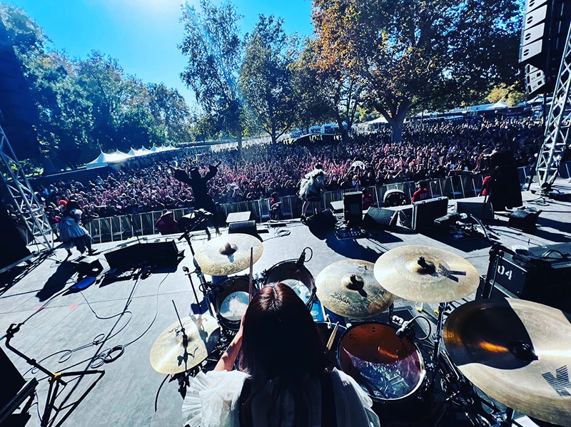 BAND-MAID、アメリカ最大級のロックフェス『AFTERSHOCK FESTIVAL2022』で超満員の快挙！約2万名動員の単独全米ツアーも開幕！